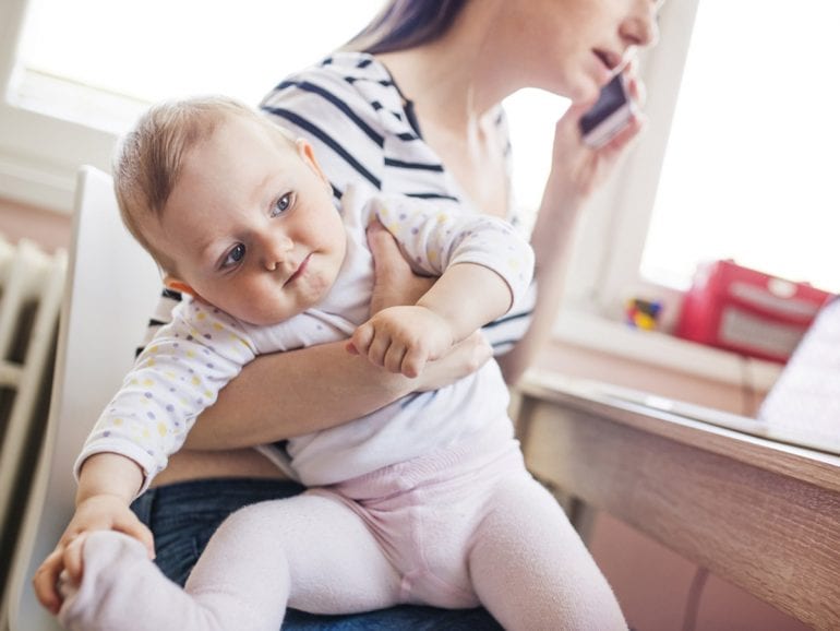 Bambino Di 7 Anni Che Dorme Con I Genitori