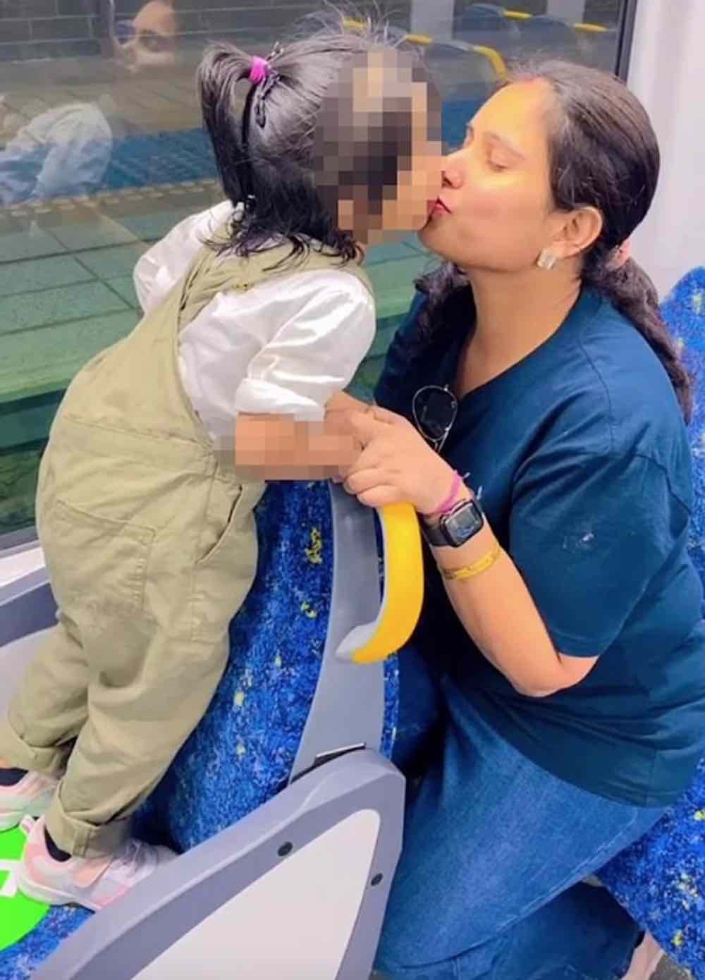 Una donna pubblica sui social un video in cui bacia sua figlia sulle labbra