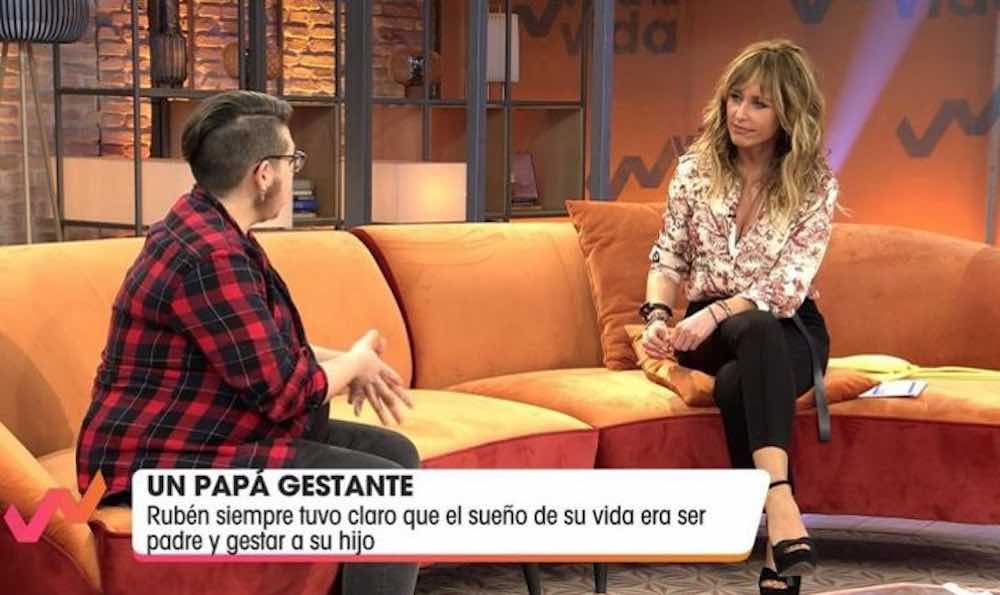 Il primo uomo incinto in Spagna presenta sua figlia