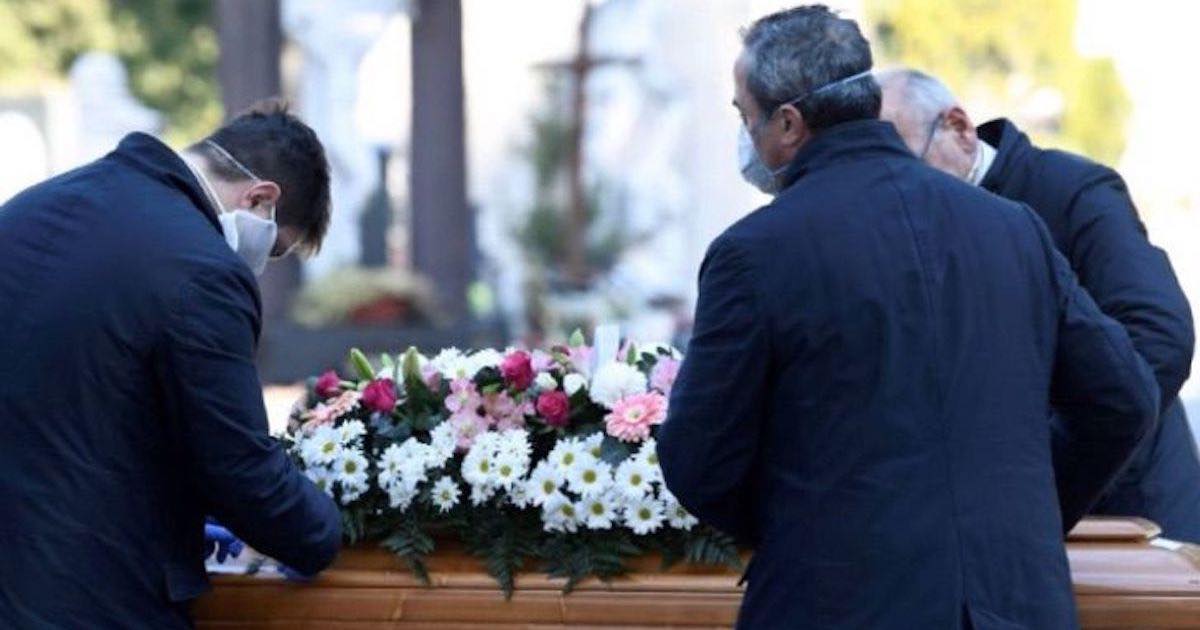 La donna esprime il suo ultimo desiderio funerale niente famiglia