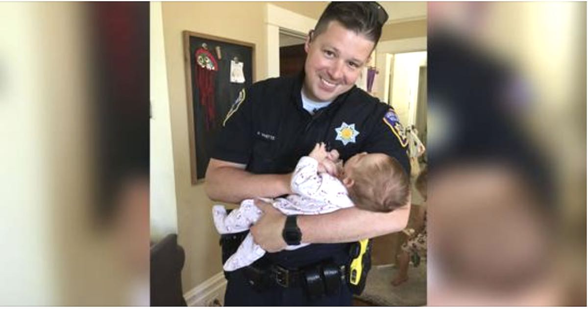poliziotto adotta il bambino da un senzatetto