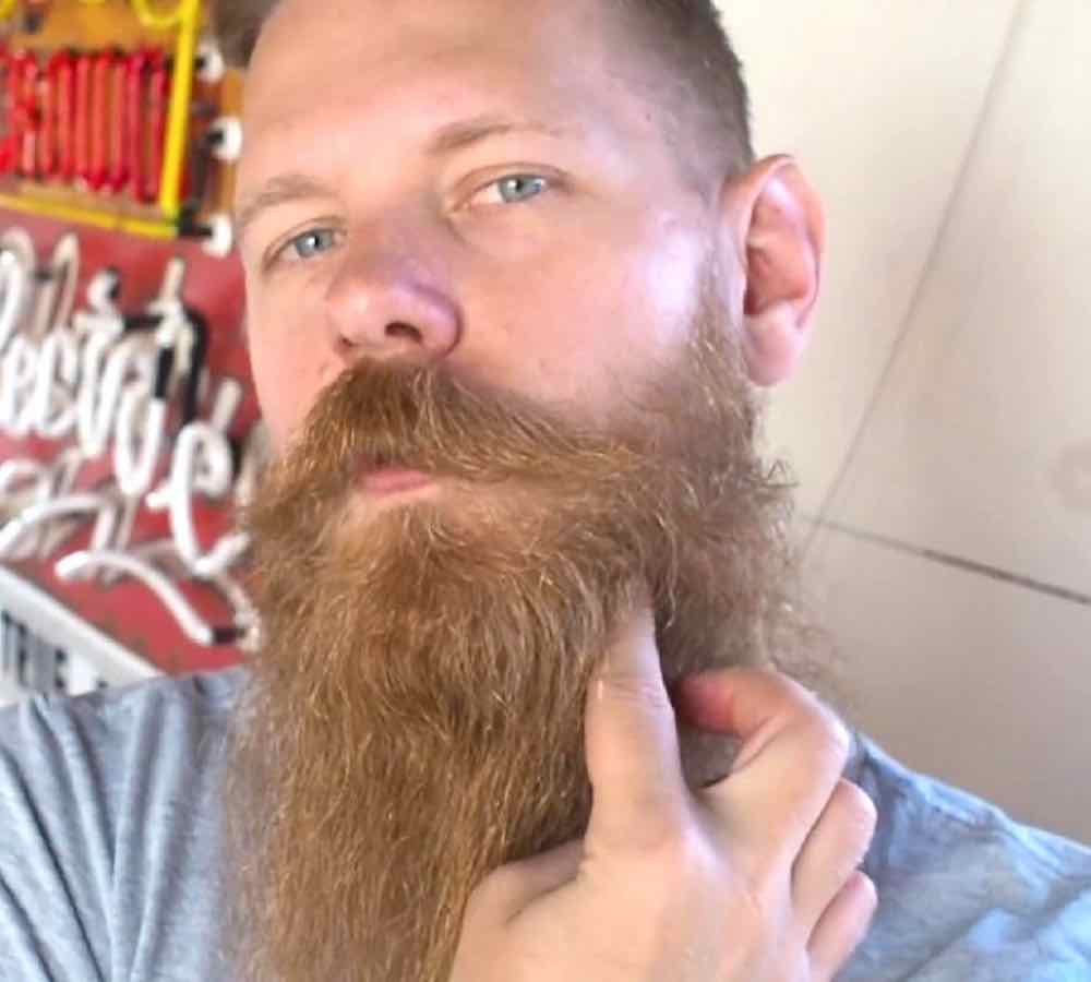 Si rade la barba dopo 8 anni 3